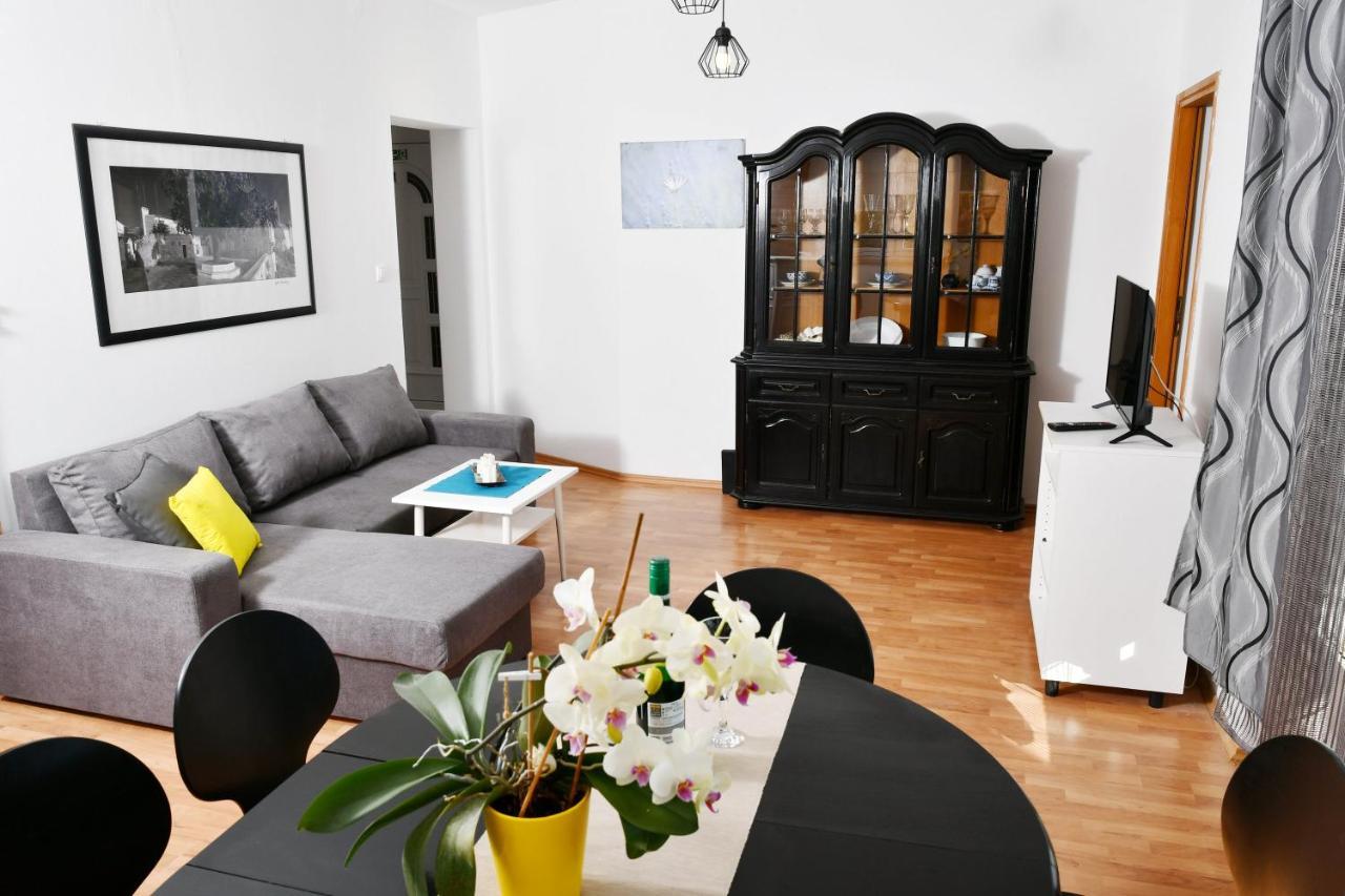 Apartments Novotny Banjol Екстер'єр фото