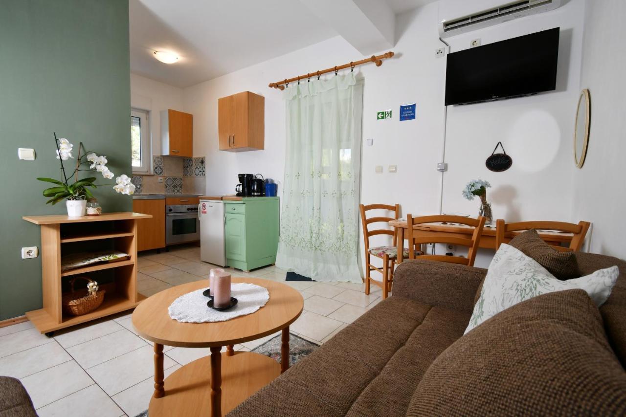 Apartments Novotny Banjol Екстер'єр фото